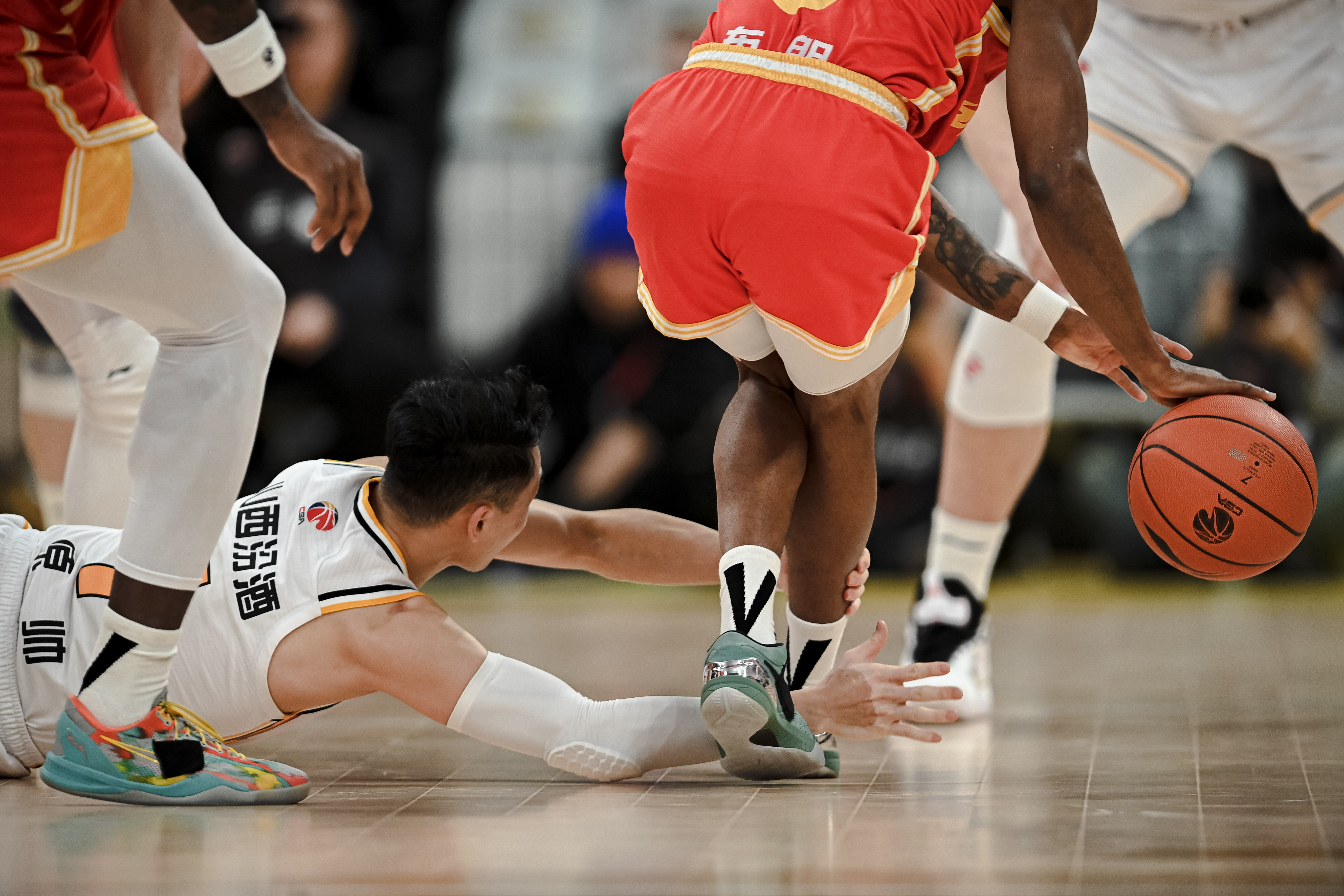 实力对决！球员们在比赛中展现出色技艺(比赛双方实力相当胶着)