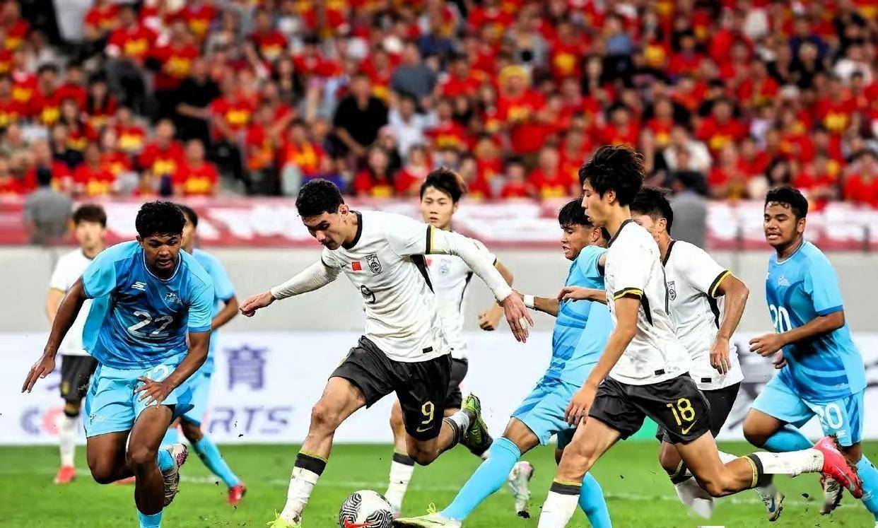 关于劲爆对决：亚洲球队奋勇争先，赢得赛场上的胜利的信息