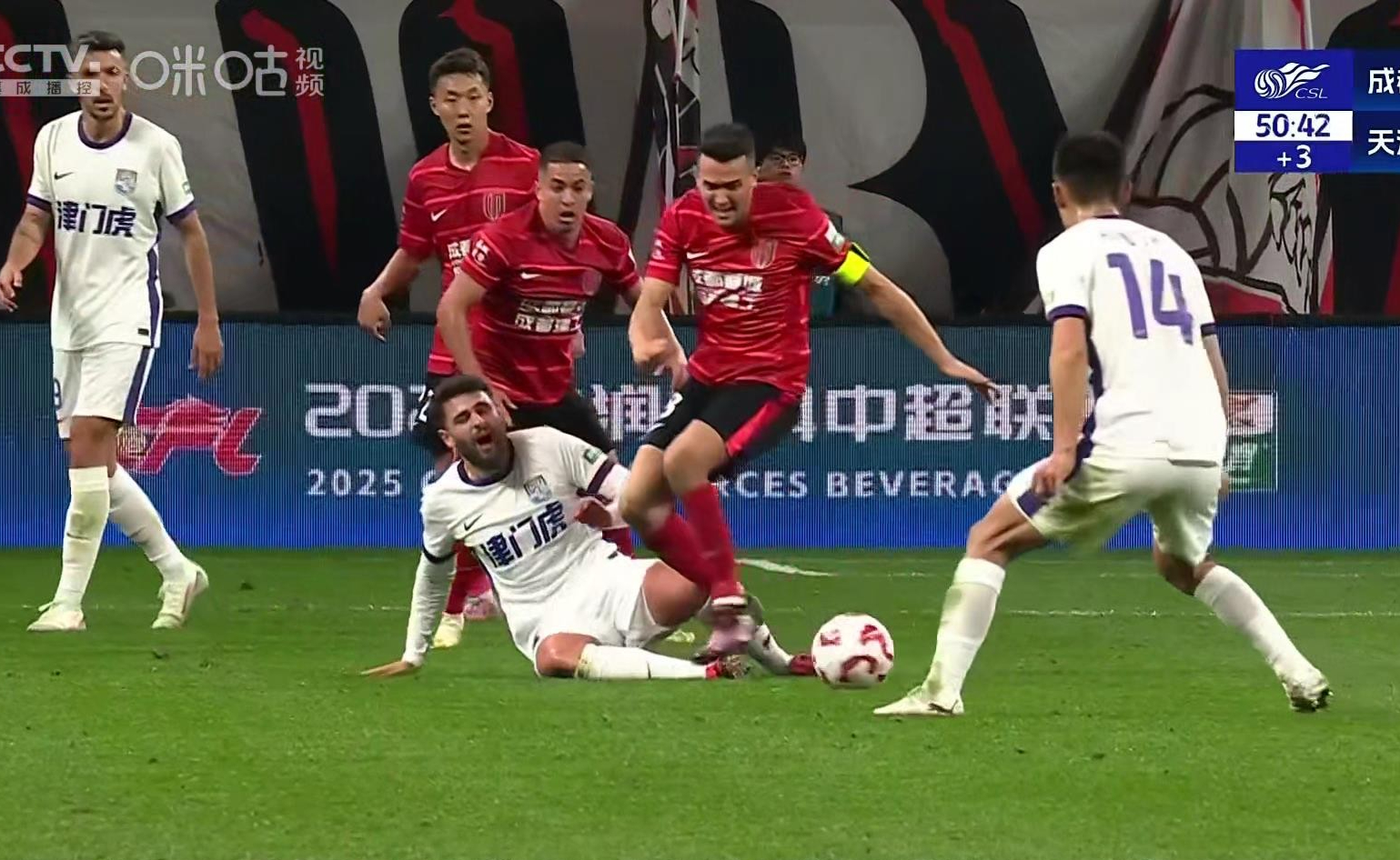 足球赛场上精彩一幕连连，对决精彩纷呈的简单介绍