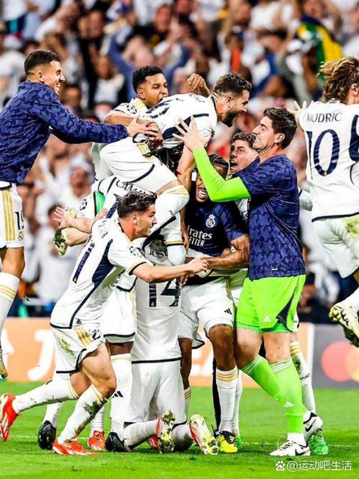 精彩对局即将上演！足球场上激情澎湃的简单介绍