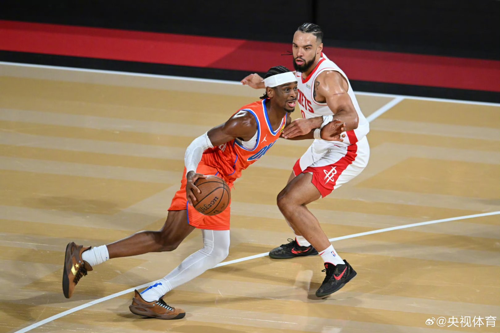 火箭队整体表现出众，以出色发挥击败对手的简单介绍