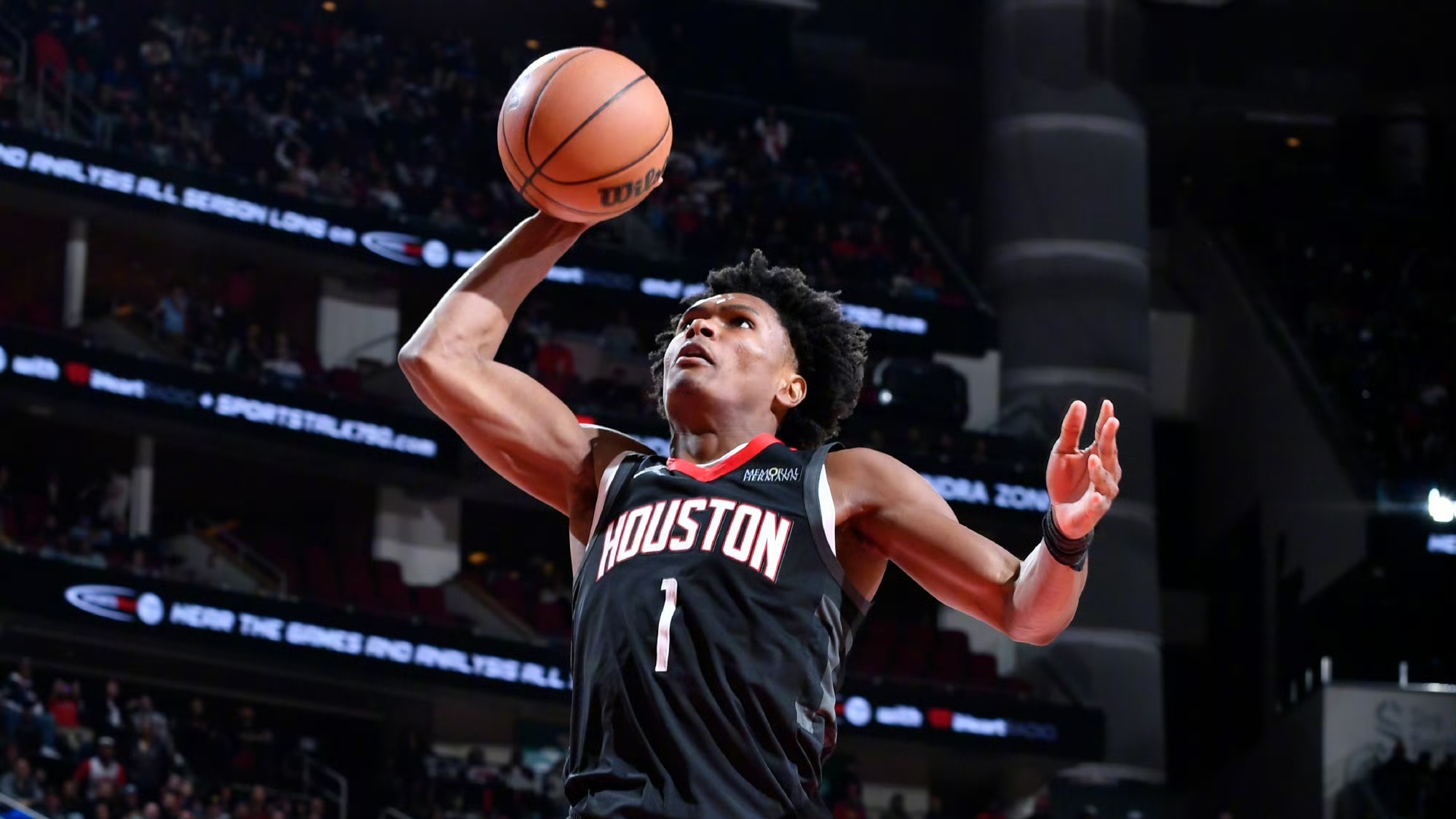 火箭队整体表现出众，以出色发挥击败对手的简单介绍