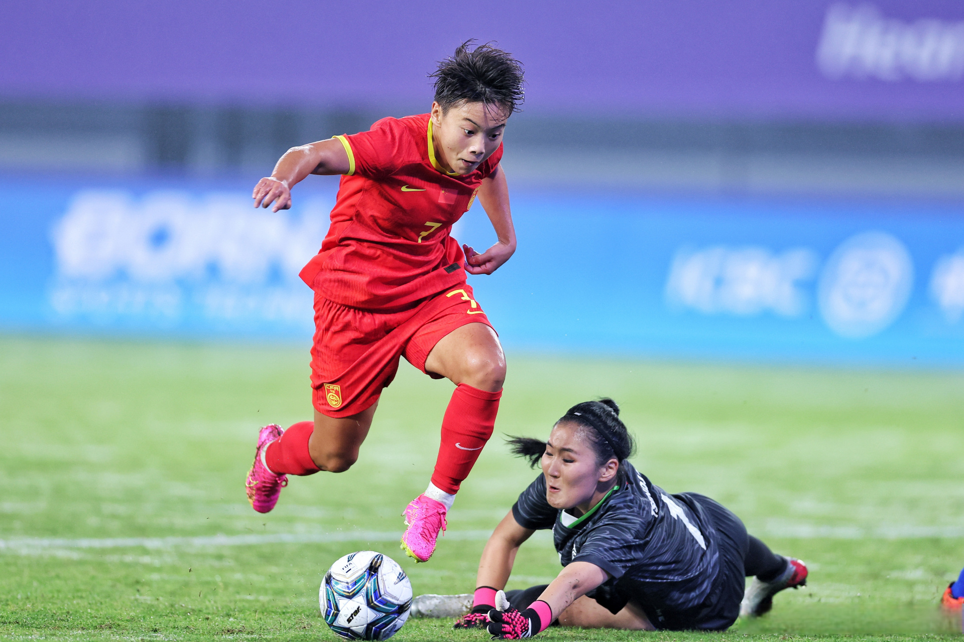 关于中国女足队员的拼搏精神彰显体育精神的信息